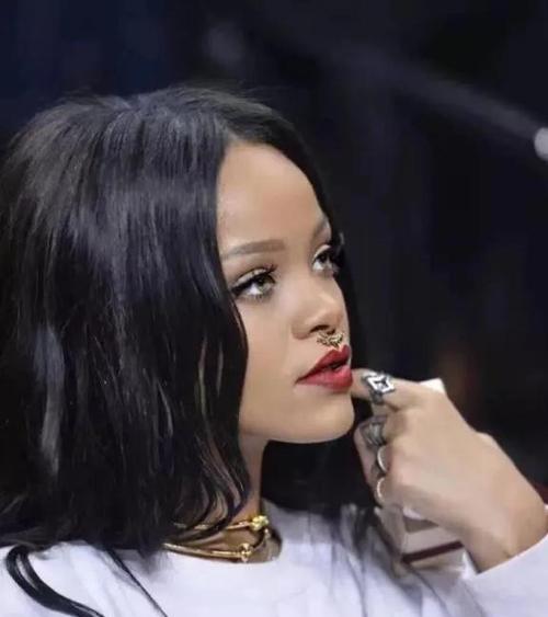 詹姆斯有钱还是蕾哈娜有钱