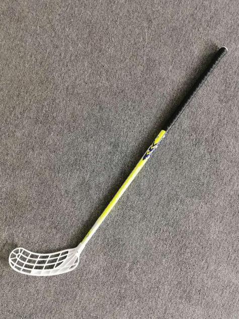 冰球一般是由什么做成的