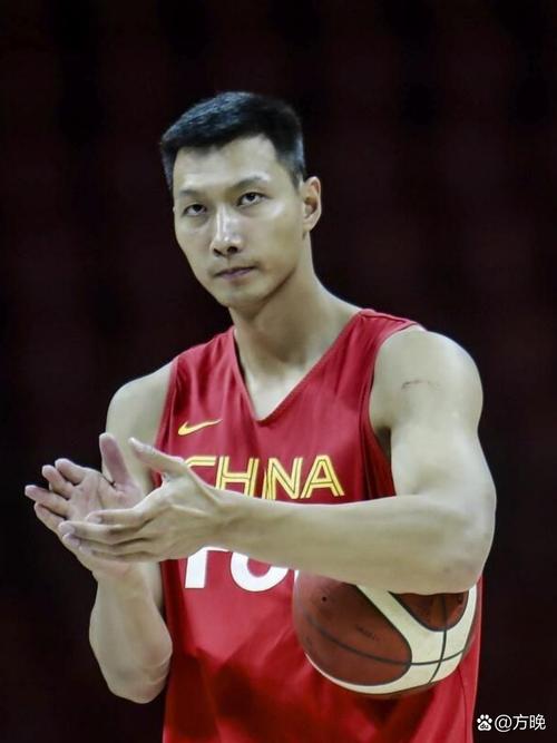 易建联在小牛队效力的时间