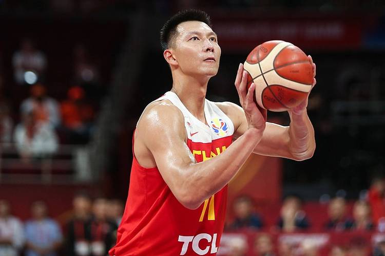 易建联在cba打了几个赛季