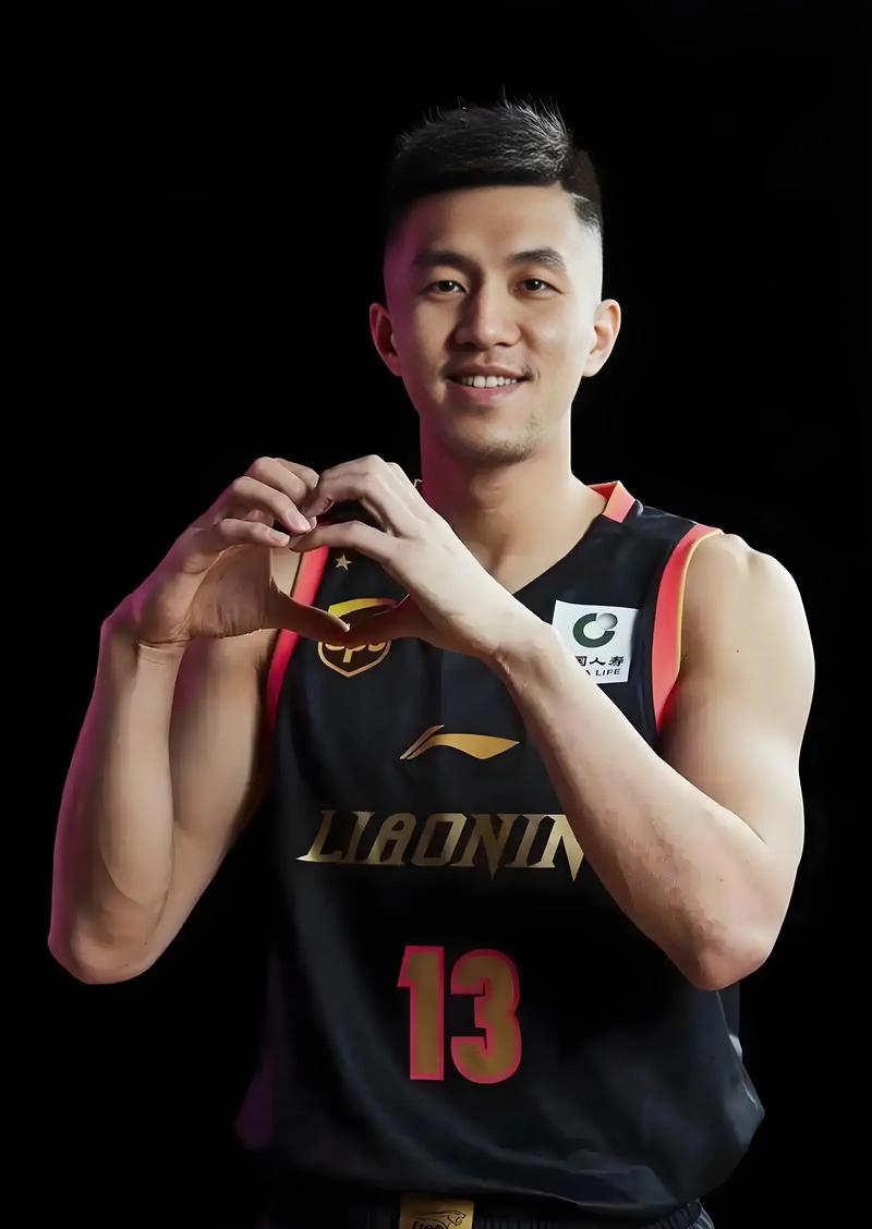 郭艾伦个人年薪