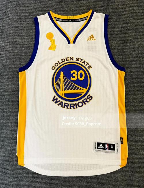 库里穿过多少号球衣