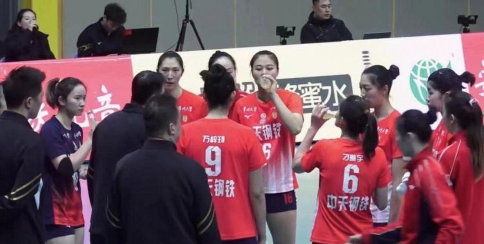 在大型排球比赛中,总共有几位裁判员?