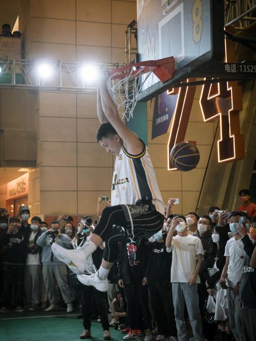 扣篮大赛冠军杨浩简历