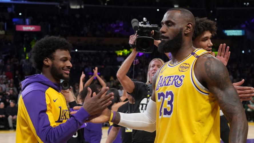 布朗尼詹姆斯在哪里打比赛