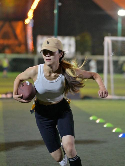 美国女子橄榄球为什么穿那么少的衣服